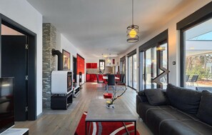 Fernseher, Kamin, Stereoanlage