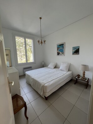 3 chambres, fer et planche à repasser, Wi-Fi, draps fournis