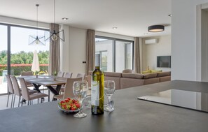 Dining - Lovely home in Tinjan (Tinjan)