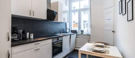 Een koelkast, een magnetron, een oven, een kookplaat