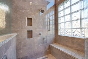 Shower, hair dryer, towels - Luxury Scottsdale Retreat with Heated Pool (Scottsdale)