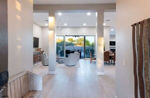 Smart-TV, peis, DVD-spiller og kontorer