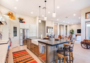 Fridge, microwave, oven, stovetop - Luxury Retreat with Heated Pool in Scottsdale (Scottsdale)