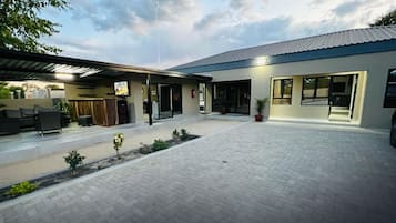 Vista frontal de la propiedad