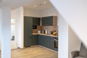 Fridge, microwave, oven, stovetop - Moderne Ferienwohnungen im Seesener Bahnhof. Perfekt für Urlaub & Geschäftsreise (Seesen)