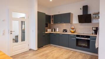 KĂŒhlschrank, Mikrowelle, Ofen, Herdplatte