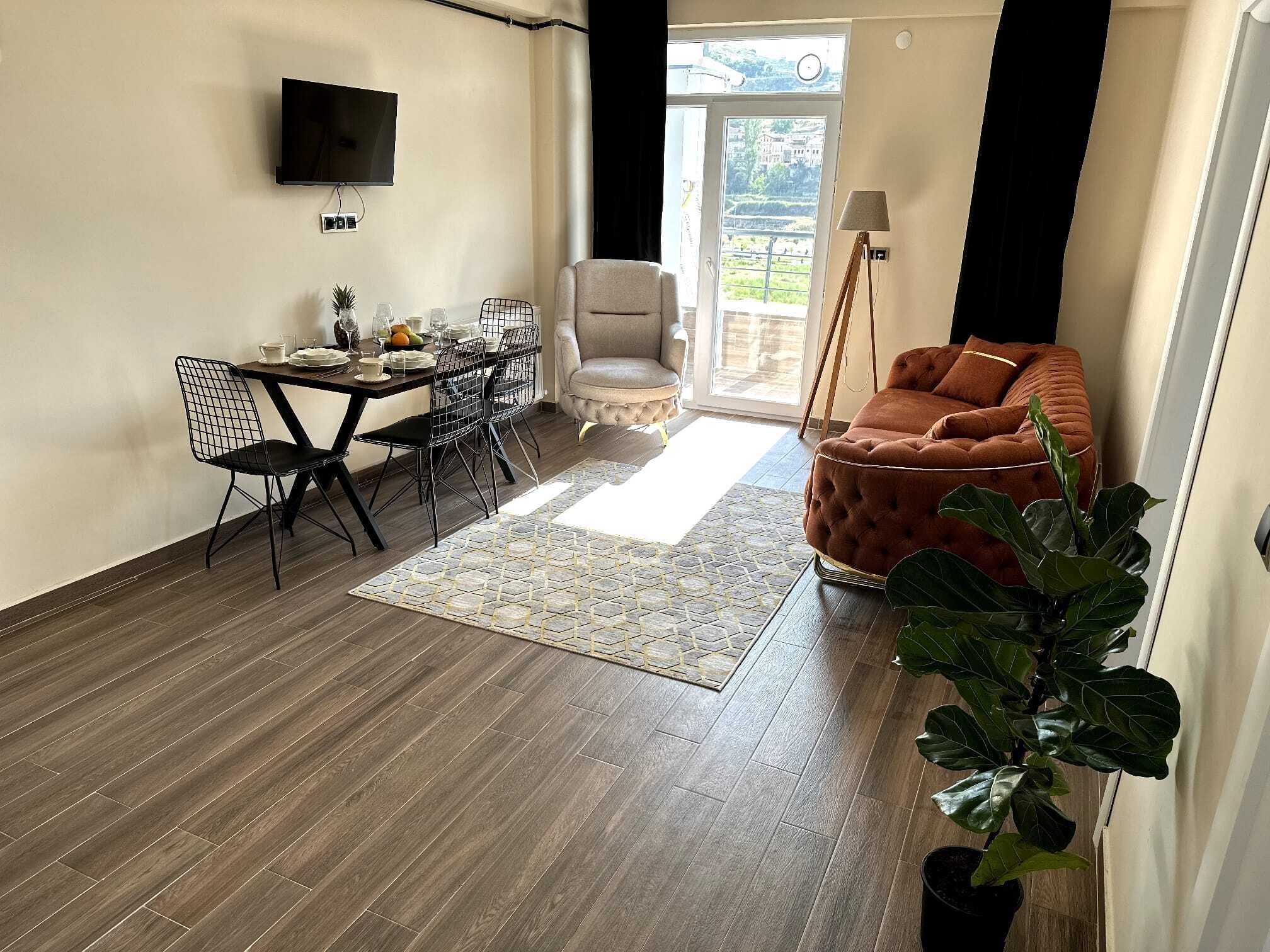 Perhehuoneisto | 2 makuuhuonetta, työpöytä, kannettavalle tietokoneelle sopiva työtila