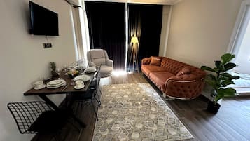 Appartement Confort, 2 chambres, non-fumeurs, vue ville | Coin séjour | Télévision LED de 32 pouces avec chaînes par satellite