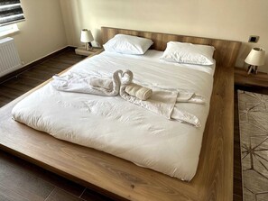 2 多间卧室、办公桌、笔记本电脑工作区、隔音