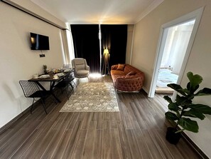 Comfort Triple 2+1 Apartment | Zona de estar | Televisión LED de 32 pulgadas con canales por satélite