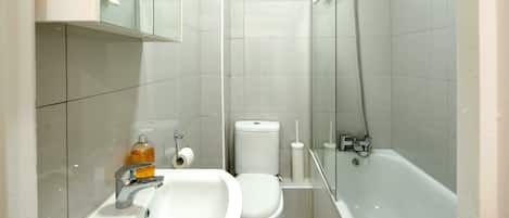 Serviettes fournies, savon, shampooing