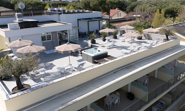 A rooftop terrace with outdoor seating, a hot tub, and a pool. - Residence i Diamanti - Siroli Collection (Cervia)