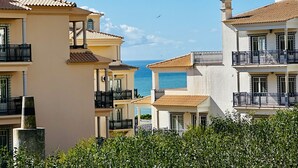 Un bâtiment situé sur la côte, doté de balcons donnant sur la mer et offrant une vue dégagée sur l’océan.