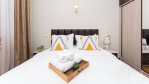 A hotel room with a bed, a bedside lamp, a wardrobe, and a window with curtains. - Stay Inn on 33.1 Mashtots Ave. (Yerevan)