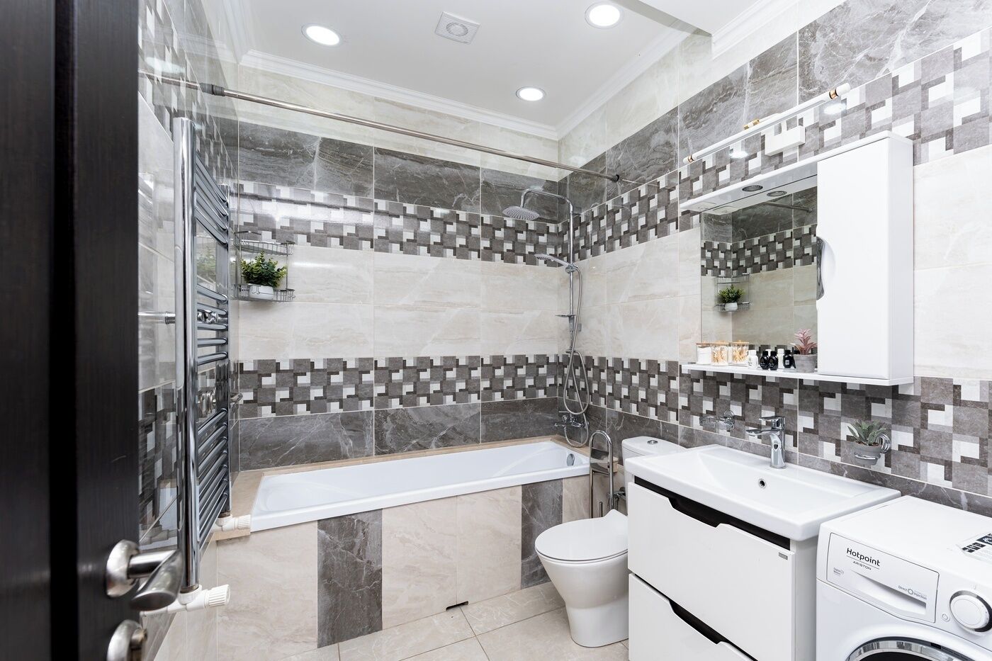 Family Apartment | Bathroom | Combined shower/tub, free toiletries, hair dryer, slippers