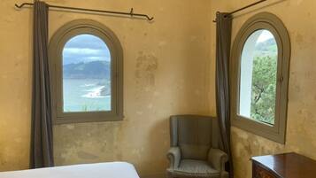 6 chambres, coffres-forts dans les chambres, bureau