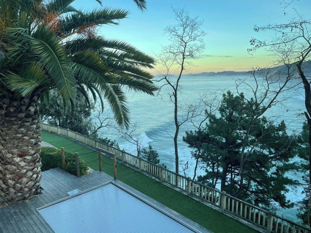 Una terraza con vistas al agua y árboles.