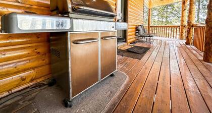 Large Luxury Lodge | Fire Pit & Views!