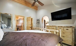 5 slaapkamers, een bureau, een strijkplank/strijkijzer, wifi