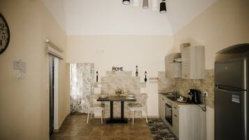 KĂŒhlschrank, Ofen, Herdplatte, Wasserkocher mit Kaffee-/Teezubehör