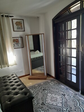 Interior - Quartos Individuais e Espaços Compartilhados. A 700 Metros do Jardim Botânico (Cajuru Curitiba)