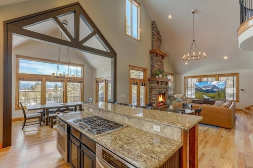 Spacious Modern Ski/Golf Retreat with Theater Room and Hot Tub