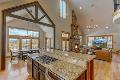 Sleeps 16, hot tub, theater, pet-friendly, AC
