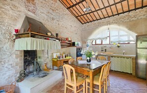 Fridge, microwave, oven, dishwasher - Awesome home in Svetvincenat with sauna (Svetvincenat)