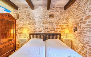 3 quartos, ferros/tábuas de passar roupa, berço de viagem