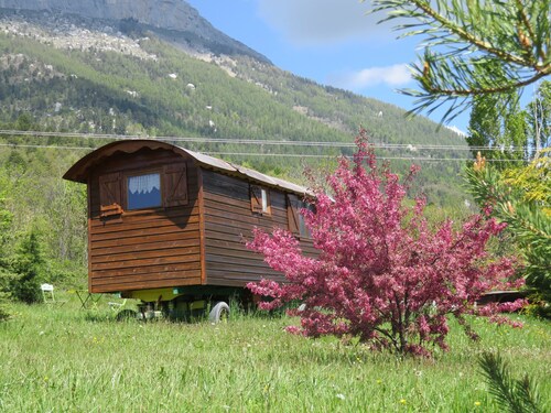 Roulotte au Milieu des Chevaux au Pied de la Falaise de Ceuze