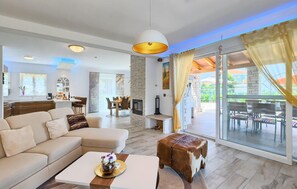 TV, lareira, DVD player, aparelho de som