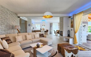 TV, lareira, DVD player, aparelho de som