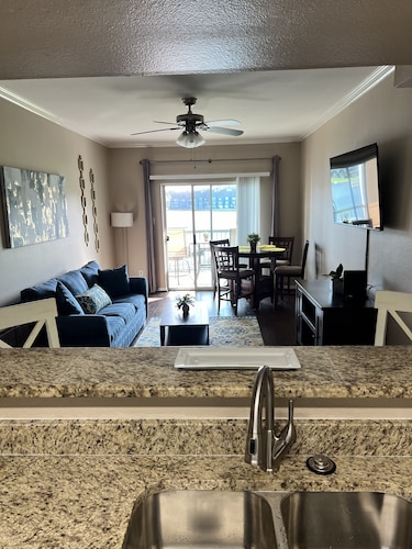 The Point in Walden. Lakeside Unit with Easy access to the lake, pools, & dock.