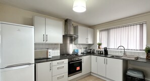 Réfrigérateur, micro-ondes, four, cafetière/bouilloire