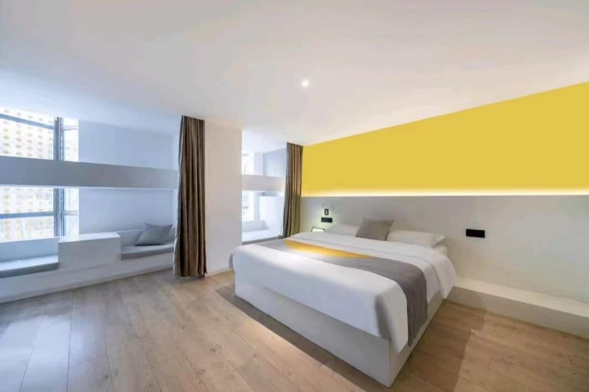 Luxury Room | Egyptian cotton sheets, premium bedding, pillow-top beds, desk