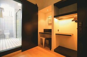 Egyptian cotton sheets, premium bedding, pillow-top beds - Heli Hotel (Wuhan)