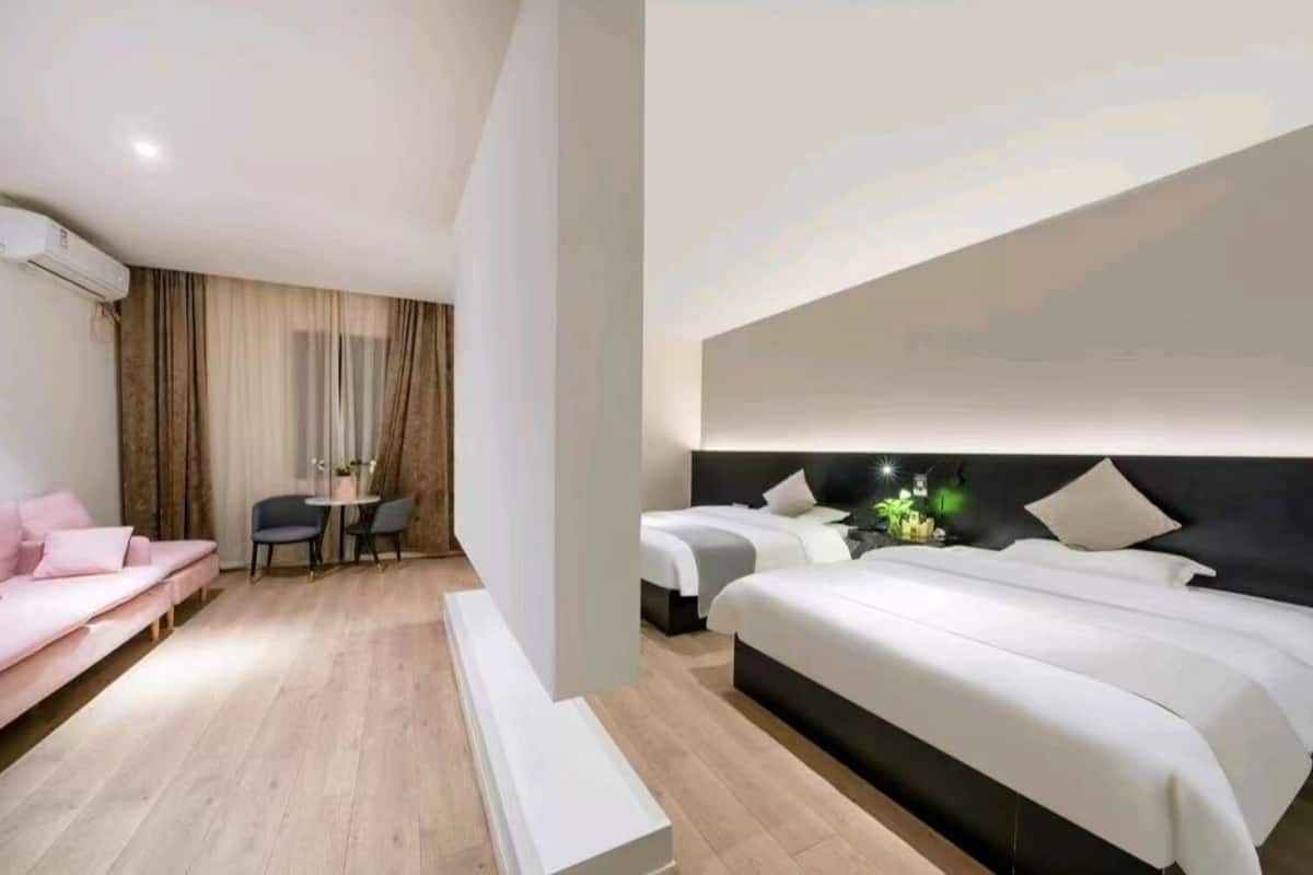 Superior Suite | Egyptian cotton sheets, premium bedding, pillow-top beds, desk