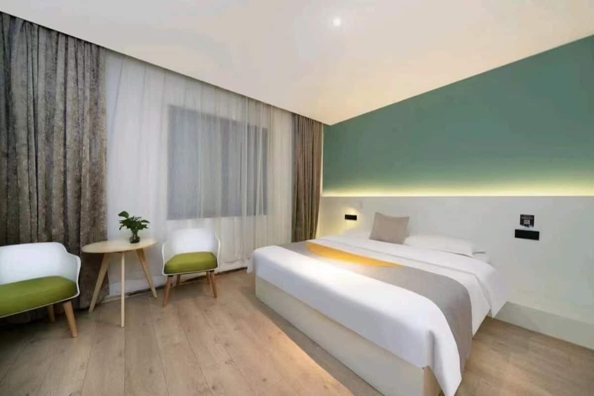 Standard Room | Egyptian cotton sheets, premium bedding, pillow-top beds, desk