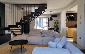 Fernseher, Kamin, Stereoanlage