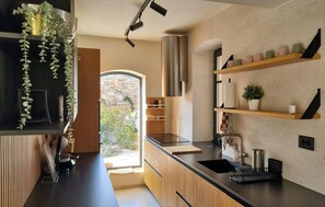 Kühlschrank, Ofen, Geschirrspüler, Wasserkocher mit Kaffee-/Teezubehör