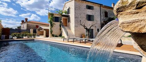 Et oppvarmet basseng