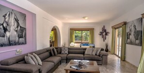 Tv, eldstad och bordsfotboll