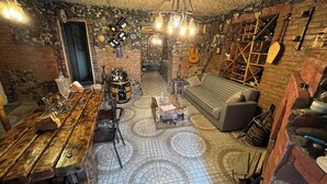 Un intérieur rustique avec une table en bois, un canapé et un sol à motifs.