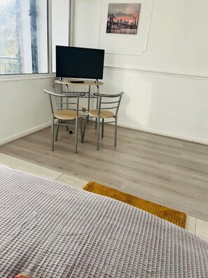 4 室のベッドルーム、WiFi (無料)、ベッドシーツ