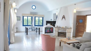 Televisión y chimenea 
