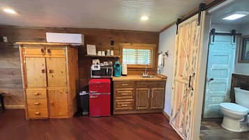 Refrigerador, microondas, cafetera y tetera y tostadora