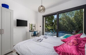 4 habitaciones, tabla de planchar con plancha y cuna de viaje