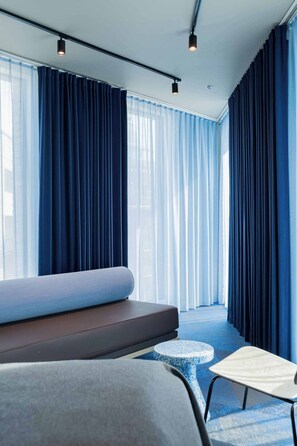 패밀리룸 (6 persons) | 필로우탑 침대, 책상, 노트북 작업 공간, 방음 설비