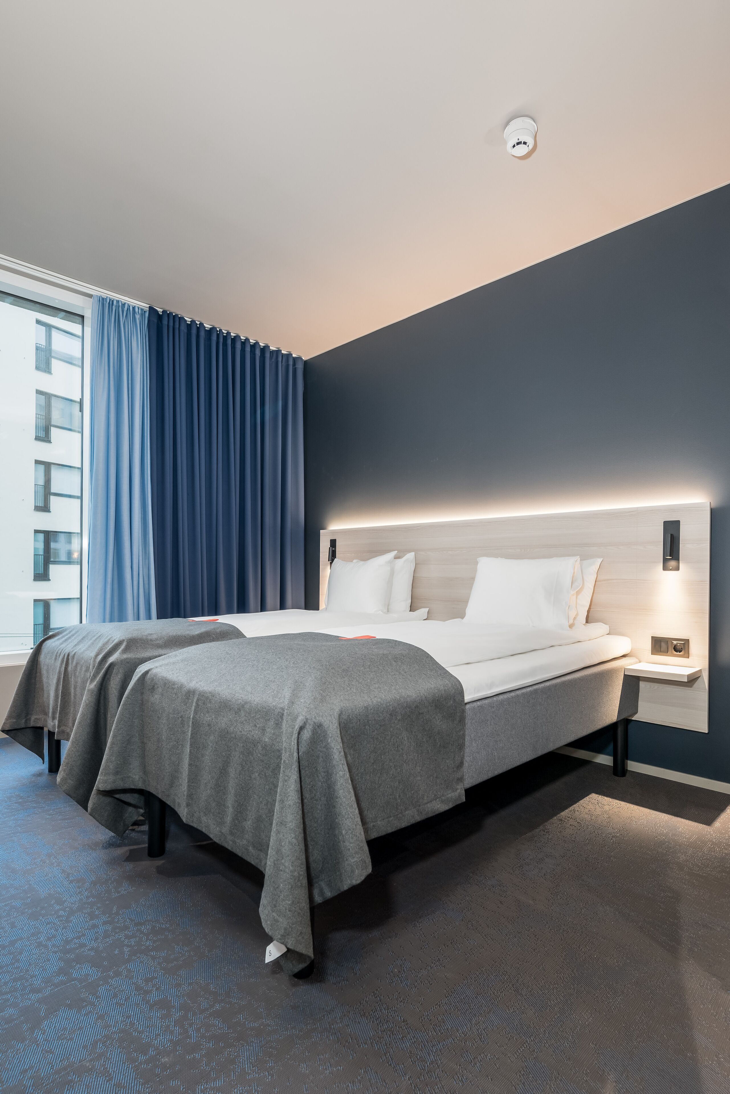 Twin kamer | Pillowtop-bedden, een bureau, een laptopwerkplek, geluiddichte muren