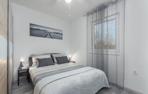 3 bedrooms, travel crib, free WiFi, bed sheets
